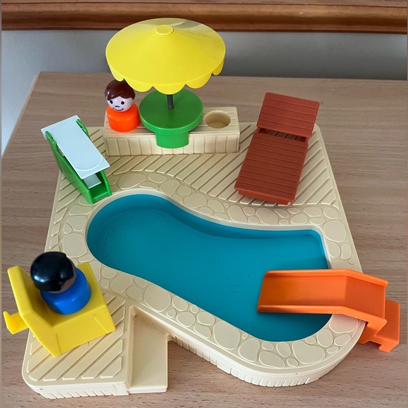 Vintage Fisher Price Little People Swimming Pool Playset - Picture 1 of 9